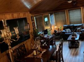 Cozy Cabin for Glamping on a Texas Horse Ranch, Perfect for a Equine Escape，位于Kreutzberg的酒店
