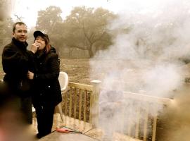 Charming Cabin Rental with Fully Equipped Kitchen near San Antonio, Texas，位于伯尼的酒店