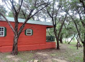 Cozy and Comfortable Cabin Rental Just 15 Minutes from San Antonio, Texas，位于伯尼的酒店
