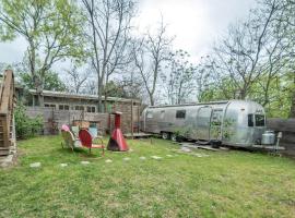 Sleek Retro Airstream Rental for Glamping for Two near Downtown Austin，位于奥斯汀的酒店