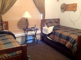 Cozy Suite Rental with Outdoor Swimming Pool Access near Smithville, Texas，位于Waelder的酒店