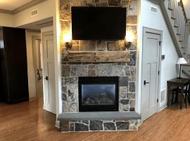 Beautiful Cottage Rental on Lakeside Property in The Berkshires, Massachusetts，位于Lanesborough的酒店
