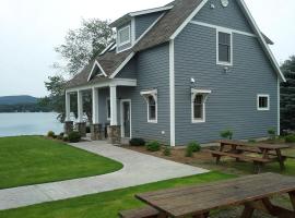 Spacious Guest Cottage Rental on Lake in The Berkshires, Massachusetts，位于Lanesborough的酒店