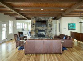 Four-Bedroom Luxury House Rental on Pontoosuc Lake in the Berkshires，位于Lanesborough的酒店