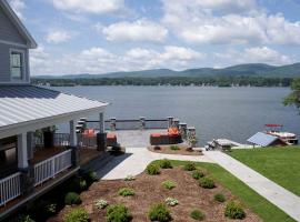 Impressive Family-Friendly Lake Cottage in The Berkshires, Massachusetts，位于Lanesborough的酒店