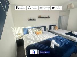 Modern 3-Bed By Avalora Short Lets & Serviced Accommodation Near Manchester Airport With Parking, Ideal for Long Stays，位于威森肖的酒店