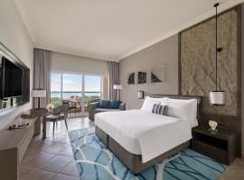 富查伊拉罗塔纳水疗度假村 - 阿尔阿卡海滩，位于艾阿卡的带泳池的酒店