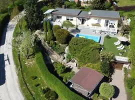 Idyllischer Ferienbungalow in ruhiger Lage mit Pool und großen Garten