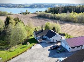 Hybel i underetasje 700m fra strand，位于绰斯特德的住宿