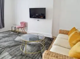 Evo Stays - 2 bedroom, 2 mins walk to Station