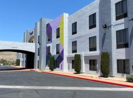 Spark by Hilton Yucca Valley Joshua Tree，位于丝兰谷的酒店