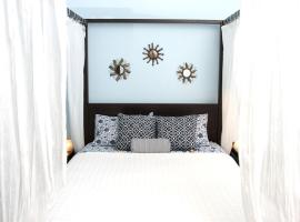 Pixie Hollow by Funtierland Vacation Rentals，位于安纳海姆的酒店