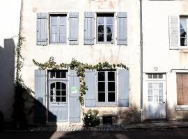 Maison de la fontaine，位于奥泽兰河畔弗拉维尼的酒店