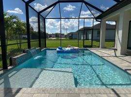 Brand New Luxury 4 bedroom heated pool home，位于珊瑚角的酒店