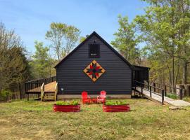 Cabin w Fireplace Fire Pit Grill & Games，位于Mathias的酒店