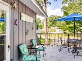 Au Gres Vacation Rental Cabin Less Than 1 Mi to Lake Huron，位于Au Gres的酒店