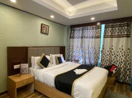 Hotel Mathura Central inn Best Selling Hotel - Free Pick up from Railway Station - Best Rated Area - Unlimited 5g Internet，位于马图拉的酒店