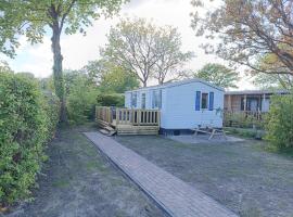 BJ Chalets - Simonsgat 40 - Vakantiepark Lauwersoog- Chalet aan SPEELTUIN，位于劳雷尔苏格的酒店