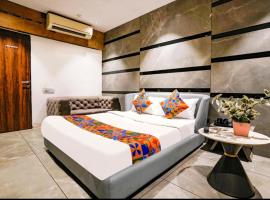 Hotel Golden Light - Best Rated Hotel in Mathura- Boutique Property，位于马图拉的酒店