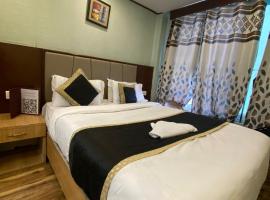 Hotel Soft Petal Near Janambhoomi - Best Rated Area 10 min Distance from Railway station，位于马图拉的酒店