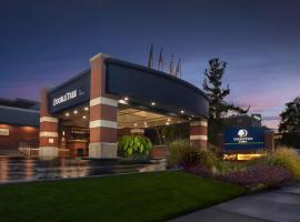 DoubleTree by Hilton Akron Fairlawn，位于费尔劳恩的酒店