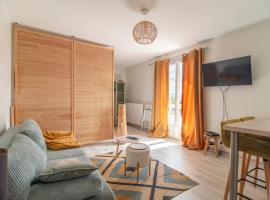 Les Cèdres - grand studio - neuf，位于卡斯特尔的酒店