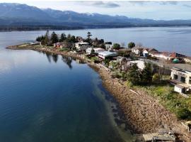 The Beach House at Deep Bay，位于Bowser的酒店