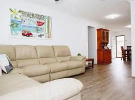 Perfect Location 4BR Home Warana - 200m to Beach!