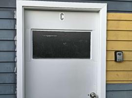 2 double and 1 sofa beds garden chalet, 7C Salisbury Road, Rotorua，位于罗托鲁瓦的小屋