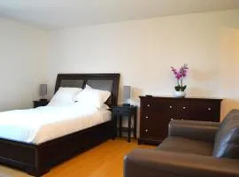 Modern 3 Bedroom Suite with AC for Family and Work group