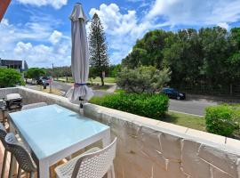 Beachfront 1BR and Loft Bliss Surf Cafe Escape，位于马库拉的酒店