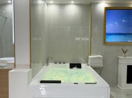 Private suite with jacuzzi sauna and garden，位于埃尔布莱的酒店