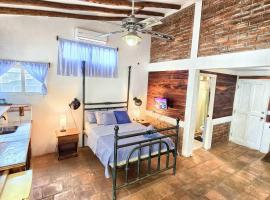 2 Casitas for 8 guests on Beach Front w Pool & AC，位于波乔米尔的酒店