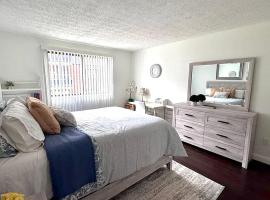 NEW - Mins to Hospitals - Manchester - Derry - Nashua - Concord - Queen Bed，位于曼切斯特的酒店