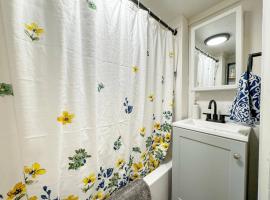 NEW - Mins to Manchester - Concord - River Views，位于Hooksett的酒店