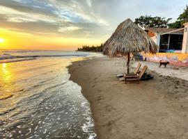 Ocean Front Private Casita w Pool and AC - Sleeps 4，位于波乔米尔的酒店