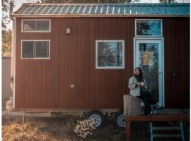 Raintree Farmstay by Tiny Away，位于Sarsfield的酒店