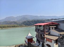 hotel tripta ganga，位于瑞诗凯诗Dehradun Airport - DED附近的酒店