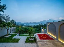 The Jungle Sunrise Private Room and Jacuzzi