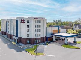 西小石城汉普顿酒店及套房，位于小石城的酒店