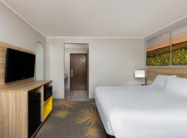 Days Inn & Suites by Wyndham Kansas City - Royals Stadium，位于堪萨斯城的酒店