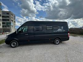 Rent van Luxury Sprinter，位于Polisi i Vogël的露营地