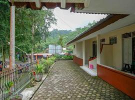 RedDoorz near Lokawisata Baturaden 2，位于Tenjo的酒店