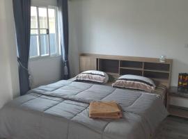 p&d รีสอร์ท อำเภอกุดชุม，位于Ban Kham Nam Sang的带停车场的酒店