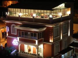 Hotel Boutique Restaurant Gloria，位于地拉那National Theatre of Opera and Ballet of Albania附近的酒店