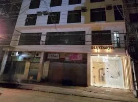 D'Luxe Suites