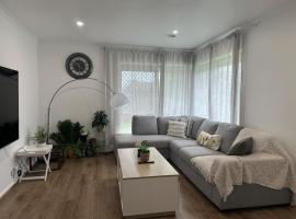 Cozy Modern Werribee house with all Amenities，位于威勒比的酒店