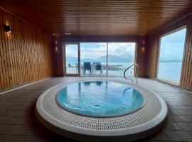 Holly Tree Hotel, Swimming Pool & Hot Tub，位于格伦科的酒店