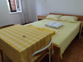 Guesthouse Porobic Double Room，位于伊加洛的酒店