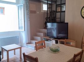 Appartement pour 4 personnes dans une rue très calme，位于Saint-Laurent-le-Minier的酒店